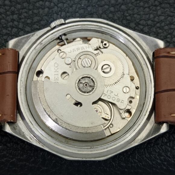 Vintage 1981 Seiko Automatic Mens Silver Watch W/daydate & Red accents - Picture 9 of 10